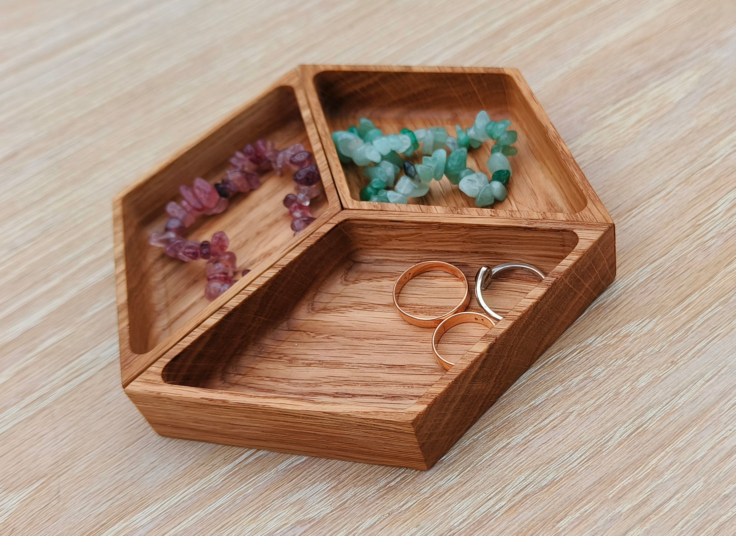 Tredelt smykkeskål i eik