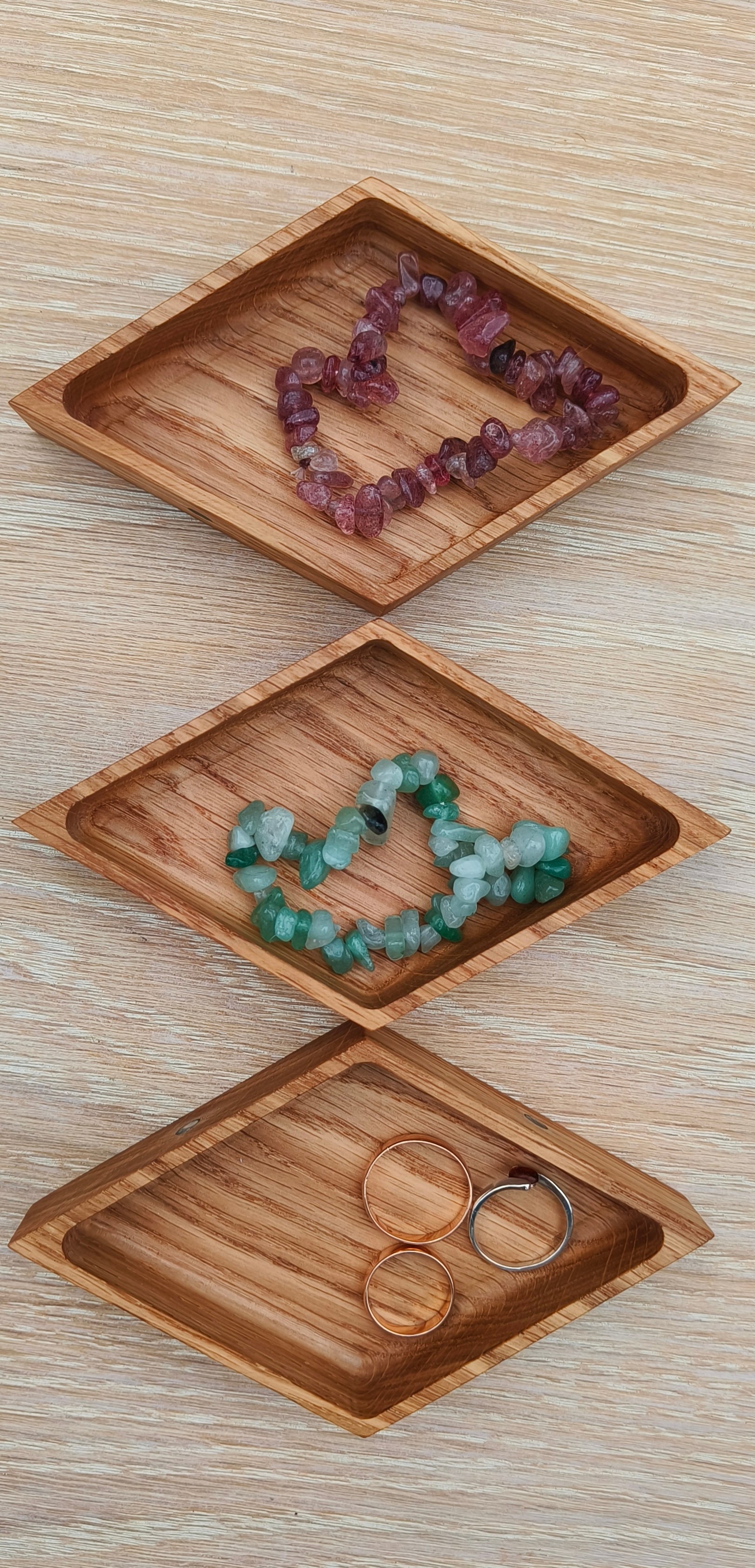 Tredelt smykkeskål i eik